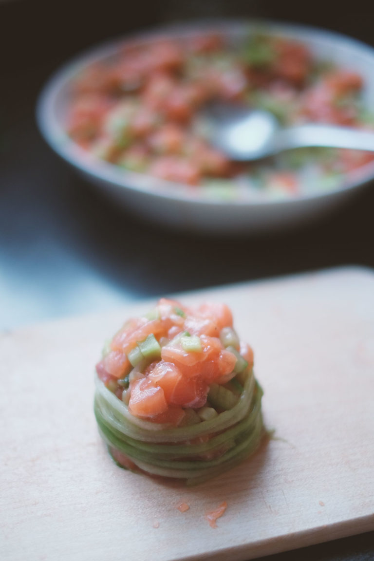 Lachstatar im Gurkenmantel mit Tomaten-Dashi-Sud – Bei Freunden