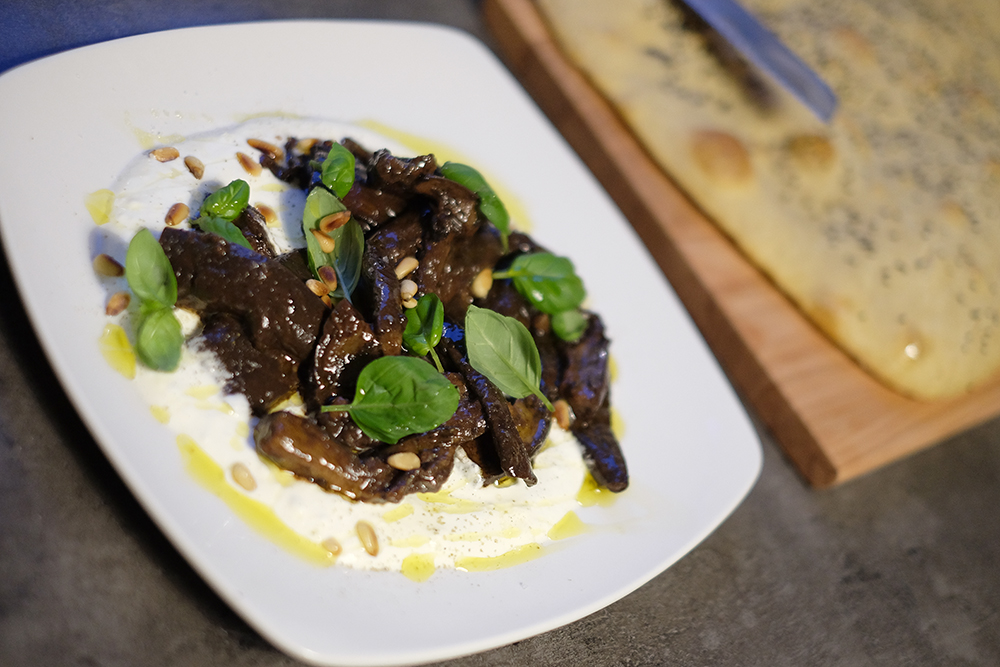 Geschmorte Aubergine mit Schwarzem Knoblauch und Kakao Bei Freunden