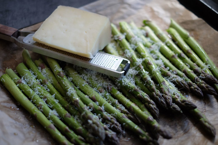 Radieschen-Butter mit gegrilltem grünen Spargel – Bei Freunden