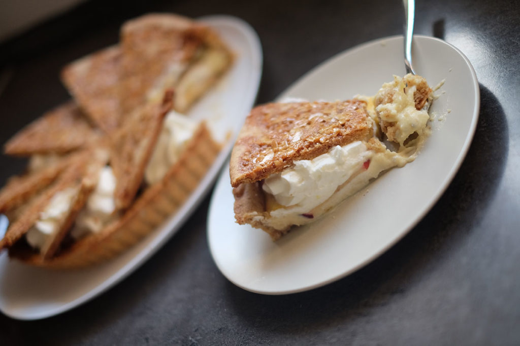 Mandeltarte mit Apfel und Karamellfächer – Bei Freunden