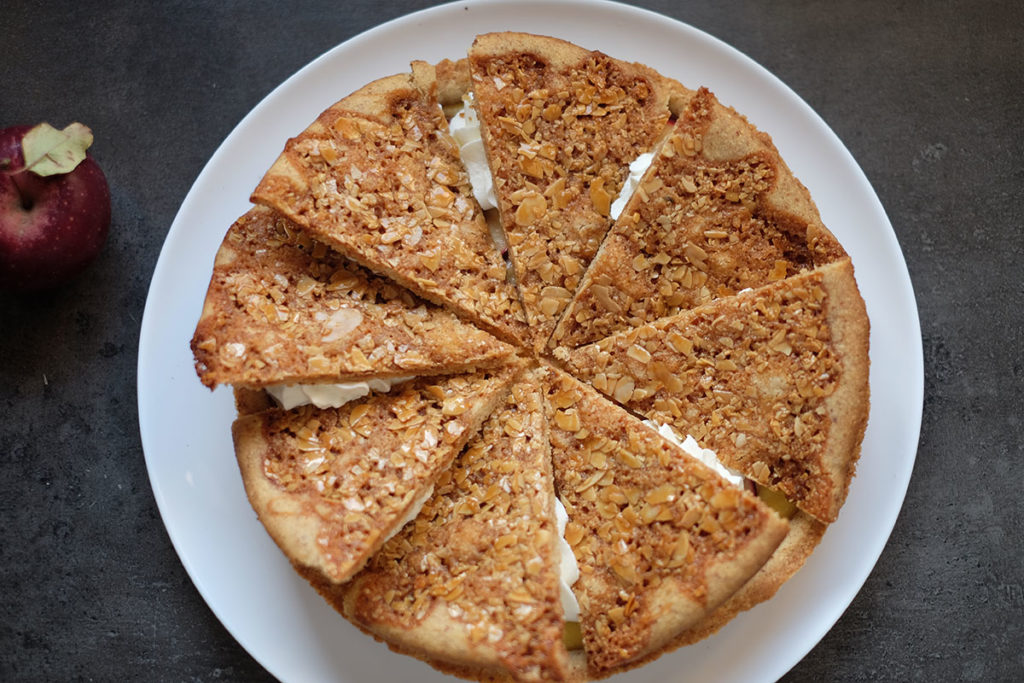 Mandeltarte mit Apfel und Karamellfächer – Bei Freunden