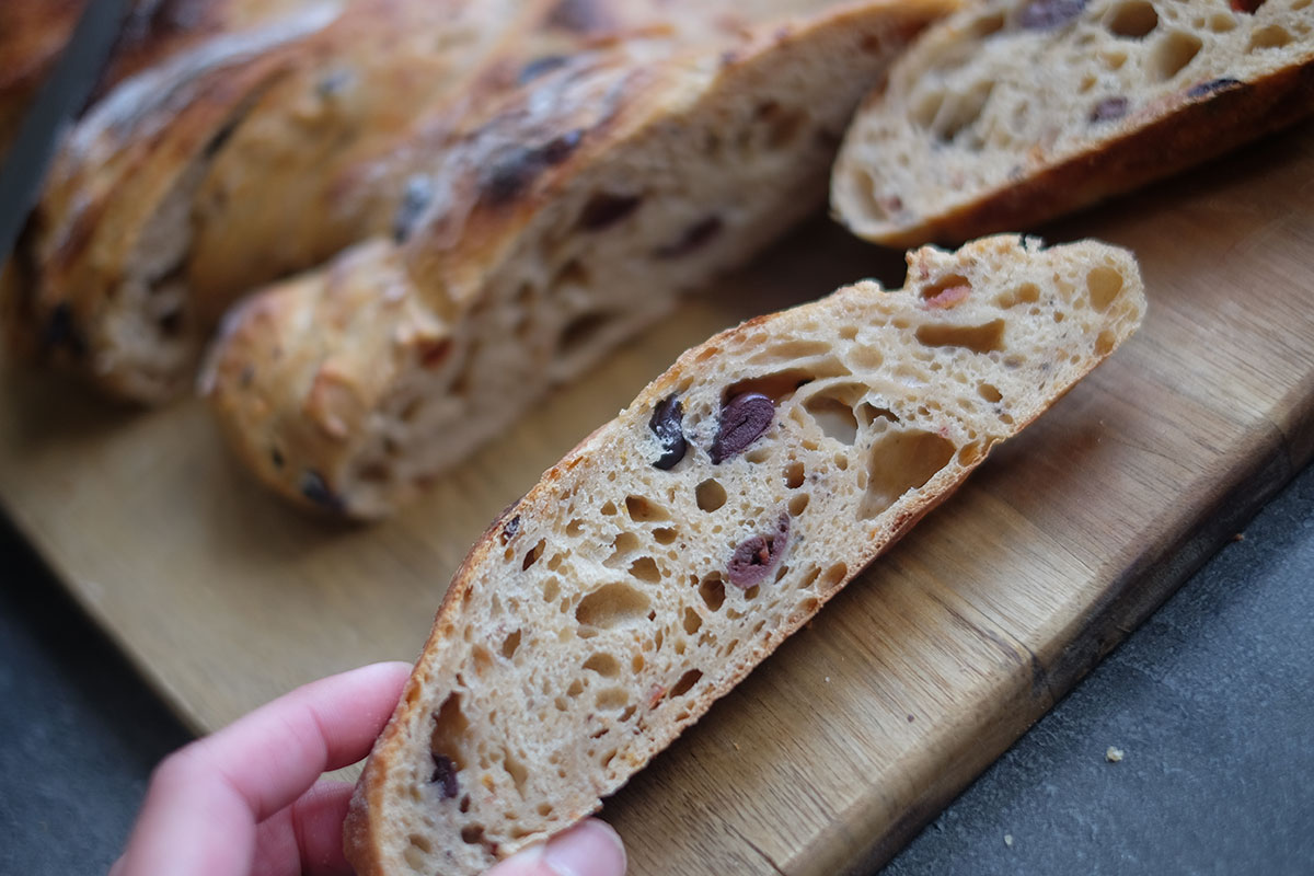 #SYNCHRONBACKEN JUNI 2019 Käse-Tomaten-Oliven-Brot – Bei Freunden