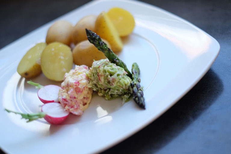 Radieschen-Butter mit gegrilltem grünen Spargel – Bei Freunden