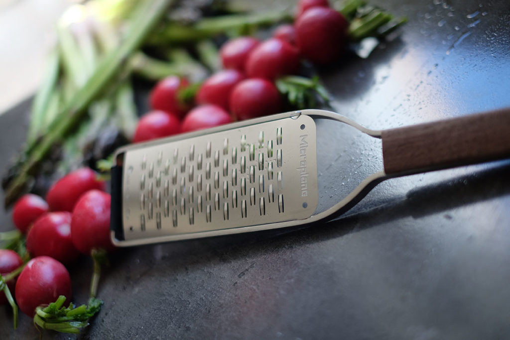 Radieschen-Butter mit gegrilltem grünen Spargel – Bei Freunden