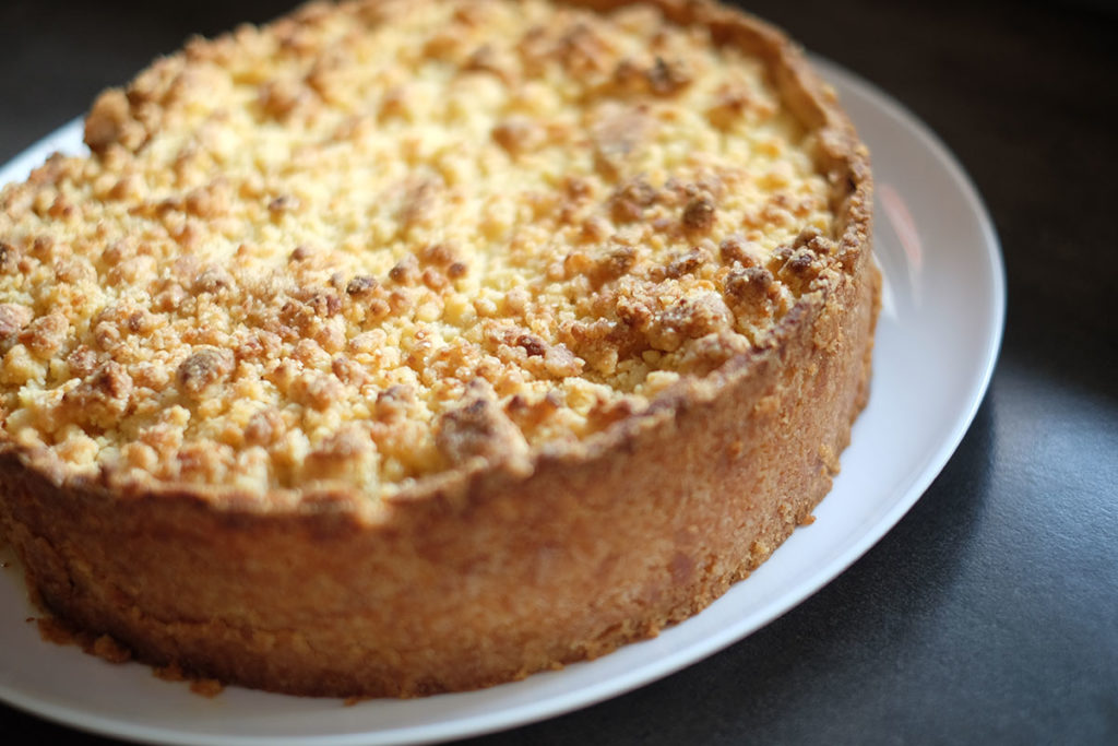 Apfel-Käsekuchen mit Marzipanstreuseln – Bei Freunden