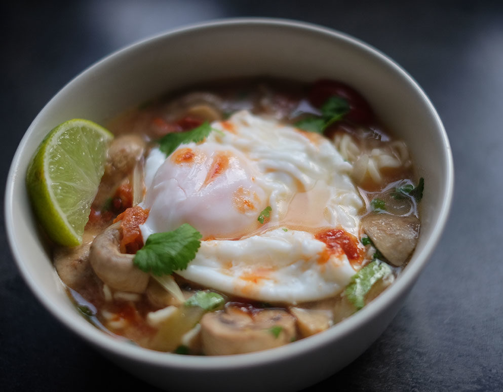Vegetarische Tom Yam-Nudelsuppe mit Ei – Bei Freunden